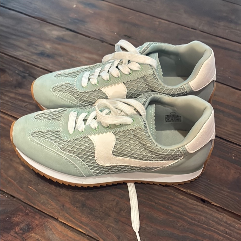 Project Cloud Women’s Mint Green Retro Sneakers